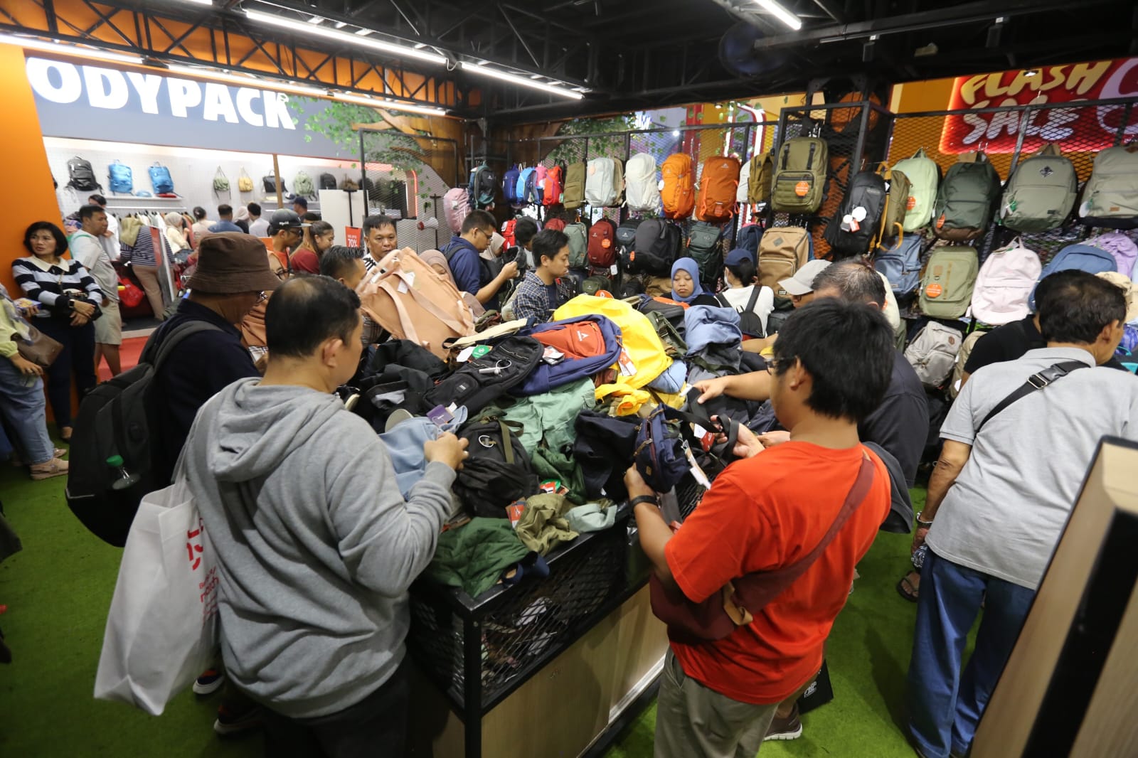 Perlengkapan Outdoor Diskon Besar di Jakarta Fair 2026, Ada Promo hingga 70 Persen