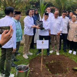 IKA UT Serahkan 10.000 Bibit Tanaman untuk Perkuat Ekosistem Pemberdayaan Kawasan Ekspor Banyumas