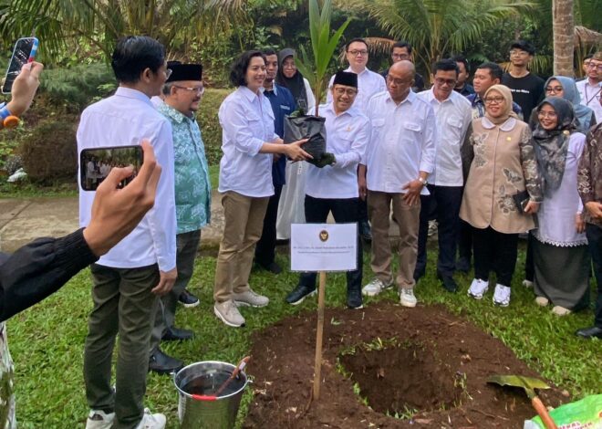 IKA UT Serahkan 10.000 Bibit Tanaman untuk Perkuat Ekosistem Pemberdayaan Kawasan Ekspor Banyumas