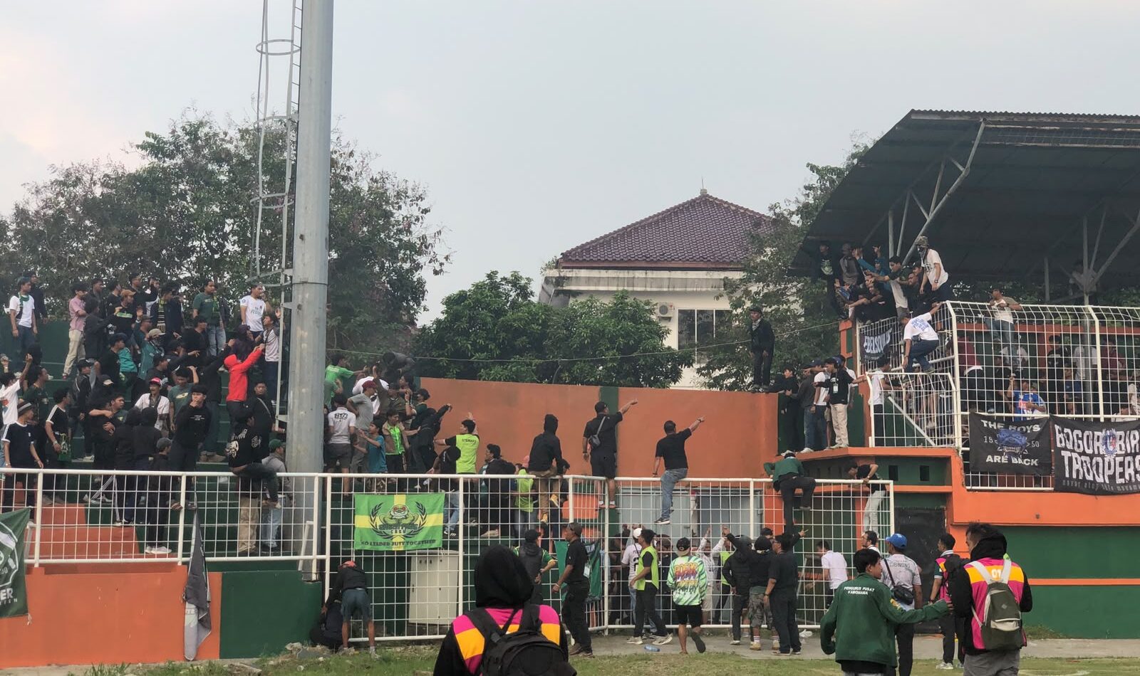 Gesekan Suporter Warnai Laga Persahabatan Persikabo vs PSB Bogor, Pertandingan Sempat Terhenti
