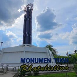 Berdiri di Tengah Bumi, Ini Pesona Tugu Khatulistiwa yang Mendunia