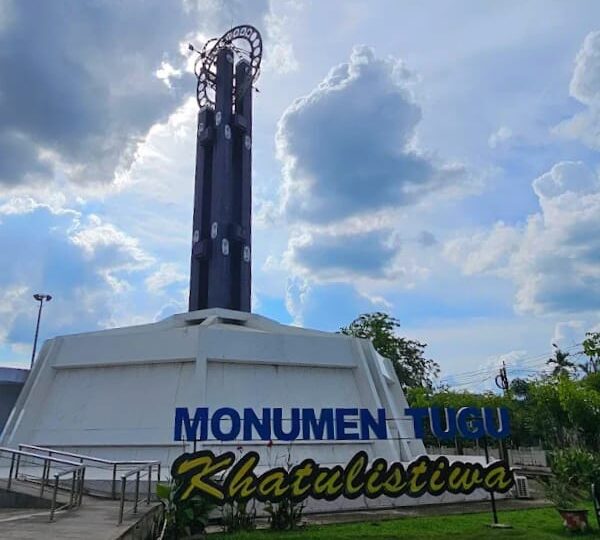 Berdiri di Tengah Bumi, Ini Pesona Tugu Khatulistiwa yang Mendunia