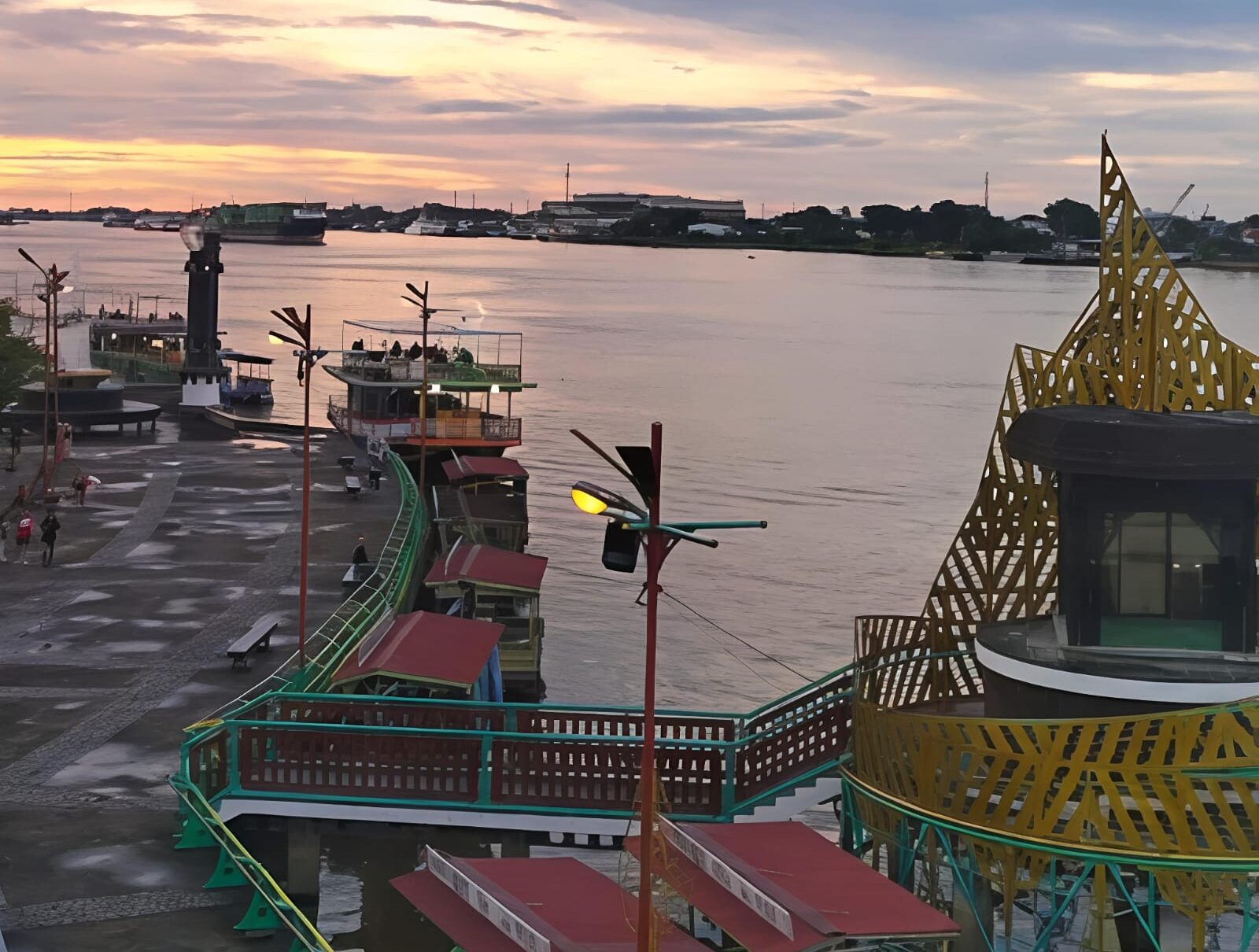 Taman Alun Kapuas, Destinasi Favorit Menikmati Senja di Jantung Kota Pontianak