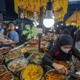 Pengunjung menikmati aneka kuliner khas Nusantara di Jakarta Fair Kemayoran 2026.