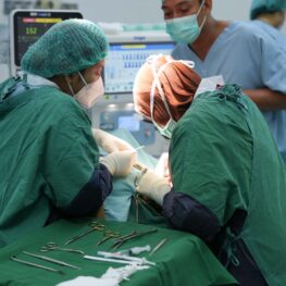 Tim medis melakukan operasi bibir sumbing gratis kepada anak penyandang kraniofasial dalam program Yayasan WINGS Peduli.