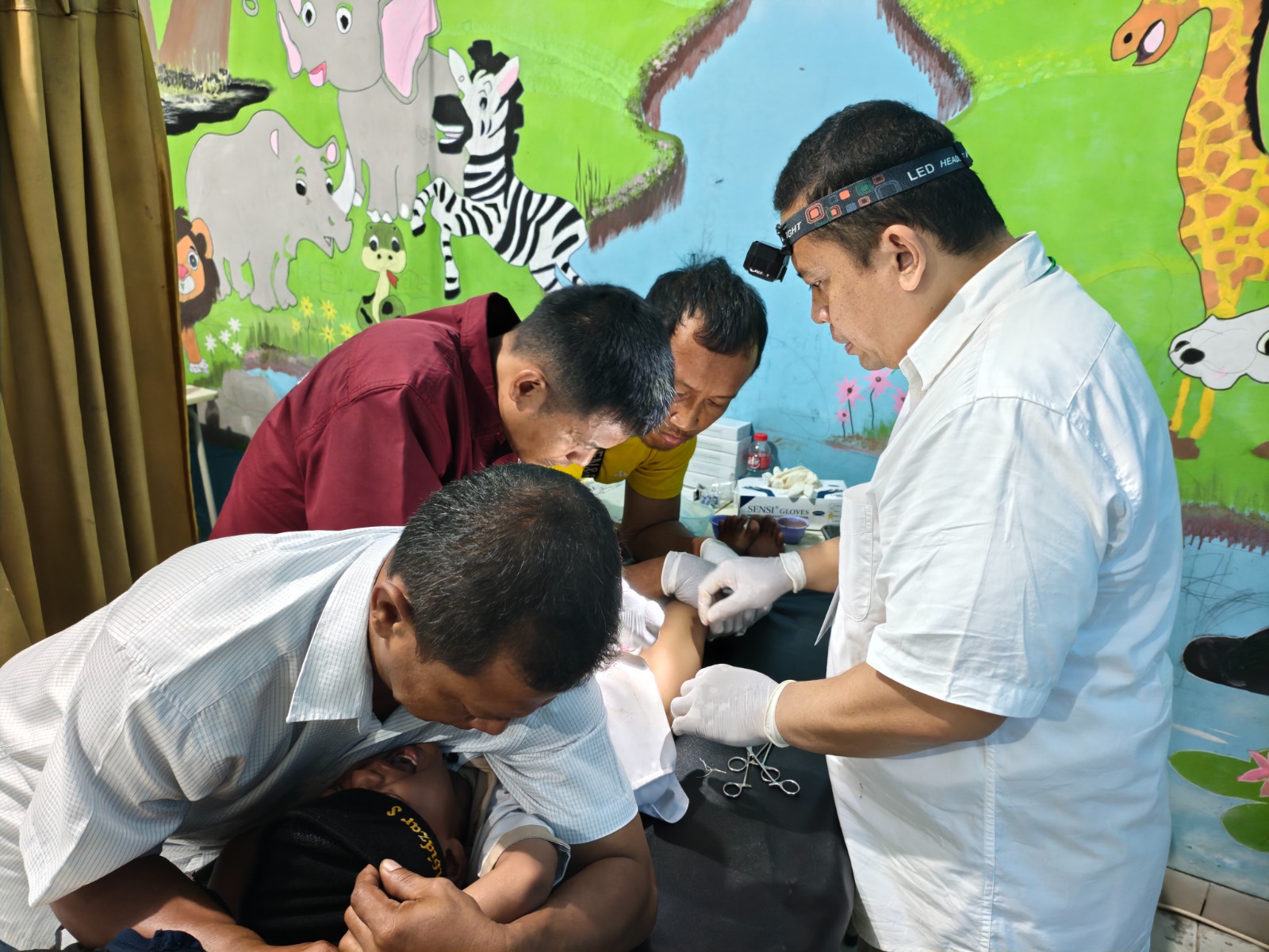 Wujud Pengabdian Masyarakat, Alumni FK YARSI 1999 Khitan Gratis 55 Anak Dhuafa di Bekasi