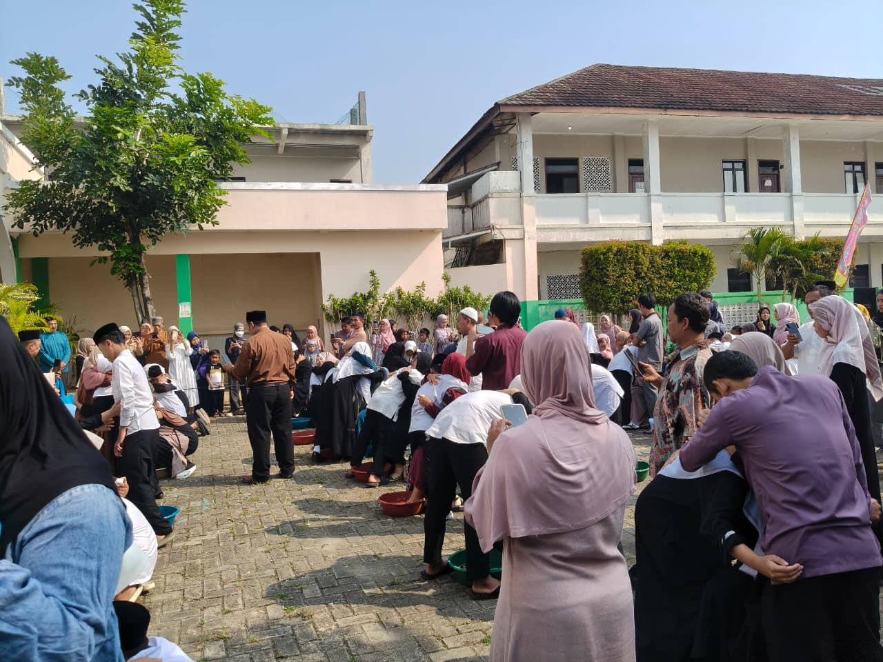 Tangis Haru Warnai Penyambutan Santri Baru Ma’had Darulhusna, Prosesi Basuh Kaki Orang Tua Jadi Sorotan