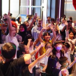 Suasana Toddler Rave Party di Aloft Surabaya Pakuwon City yang diikuti balita dan orang tua.