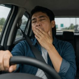 Jangan Dipaksakan! Ini 7 Cara Menghilangkan Ngantuk Saat Berkendara