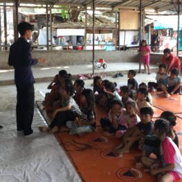Anak-anak pemulung mengikuti Kelas Digital dan Budaya yang diselenggarakan Rumah Belajar August Hamonangan di Gang Buntu II Pancoran Jakarta Selatan.