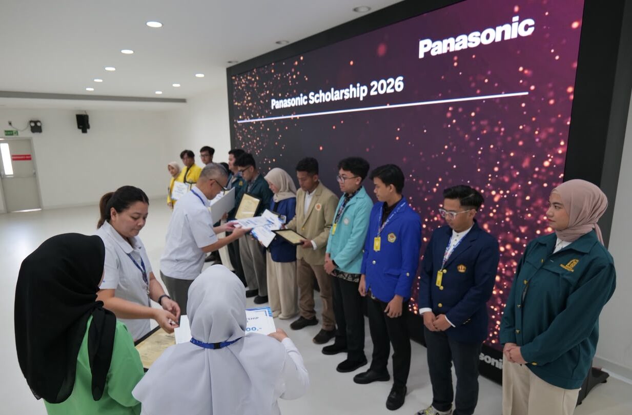 Panasonic GOBEL Berikan Beasiswa kepada 22 Mahasiswa Berprestasi, Bekali Generasi Muda dengan Pengalaman Industri