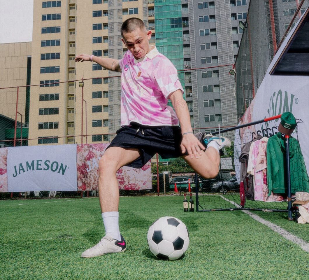 Jameson Kolaborasi dengan J Balvin dan KidSuper, Rayakan Semangat Penggemar Sepak Bola Lewat Musik dan Fashion