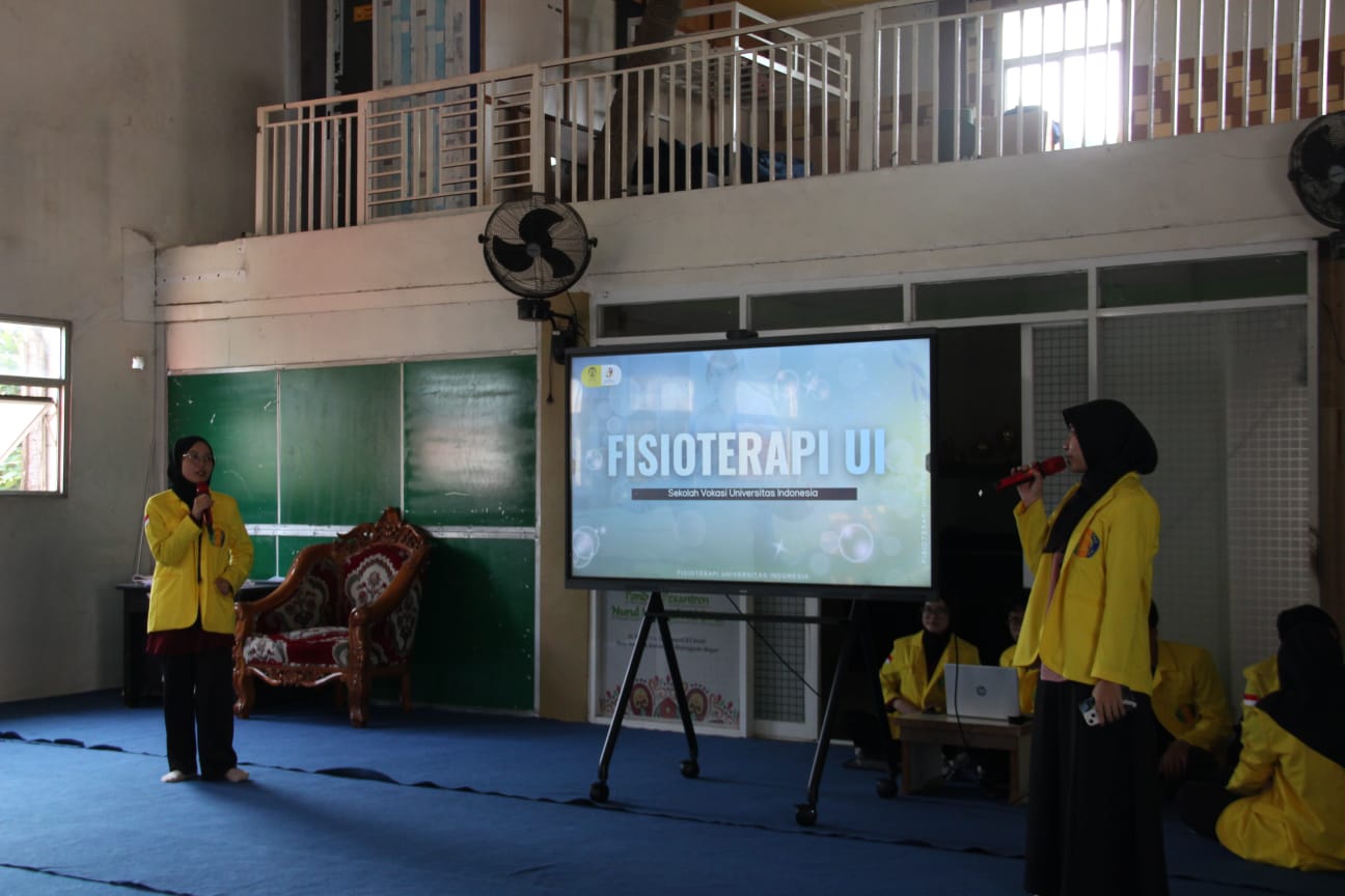 Duduk Lama Saat Belajar dan Mengaji? HIMAFIS UI Ajak Santri Kenali Risiko Skoliosis