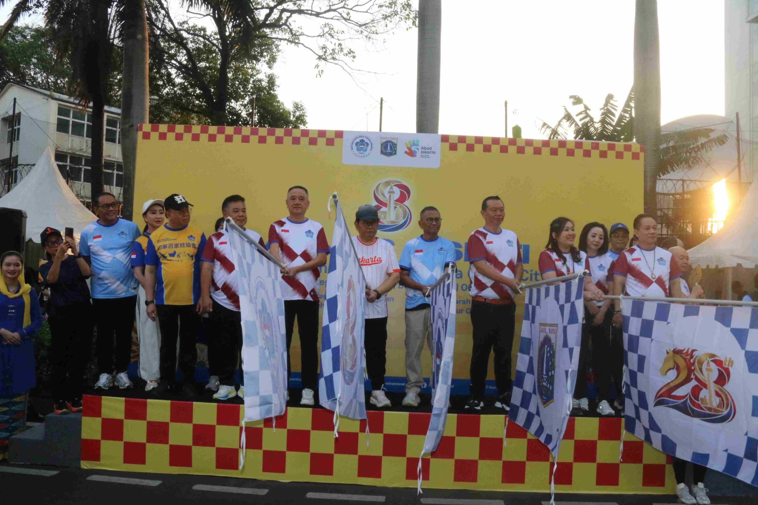 Ribuan Peserta Ramaikan Jalan Santai PSMTI di Jakarta, Pramono Anung Kibarkan Bendera Start