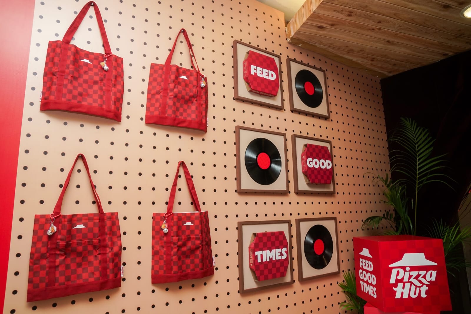 Pizza Hut Indonesia Masuk Era Baru “Feed Good Times”, Gandeng Diskoria Lewat “…Dan Berpesta”