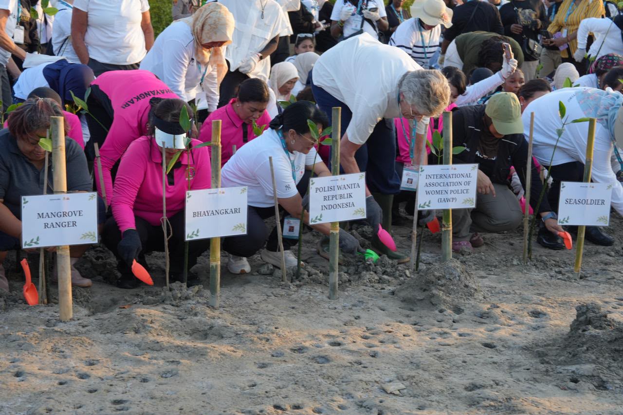 POLRI dan Seasoldier Tanam 1.000 Mangrove di Pesisir Bali