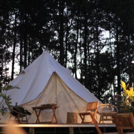 7 Rekomendasi Glamping di Bandung, Liburan Nyaman di Tengah Alam