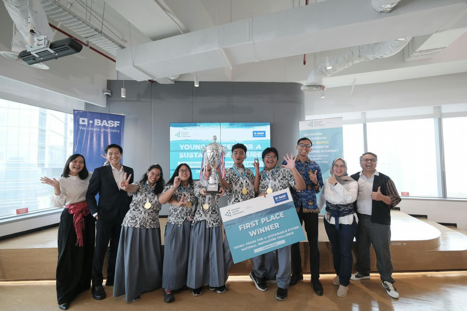 Tim Gen V SMAN 21 Jakarta Juara National Innovation Challenge BASF-PJI