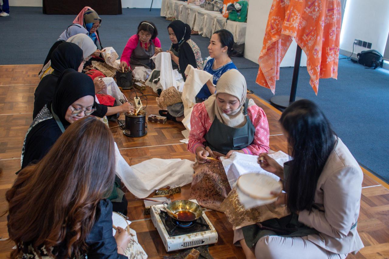 Rayakan Hari Batik, Novotel Jakarta Cikini Ajak Tamu Kreasikan Merchandise
