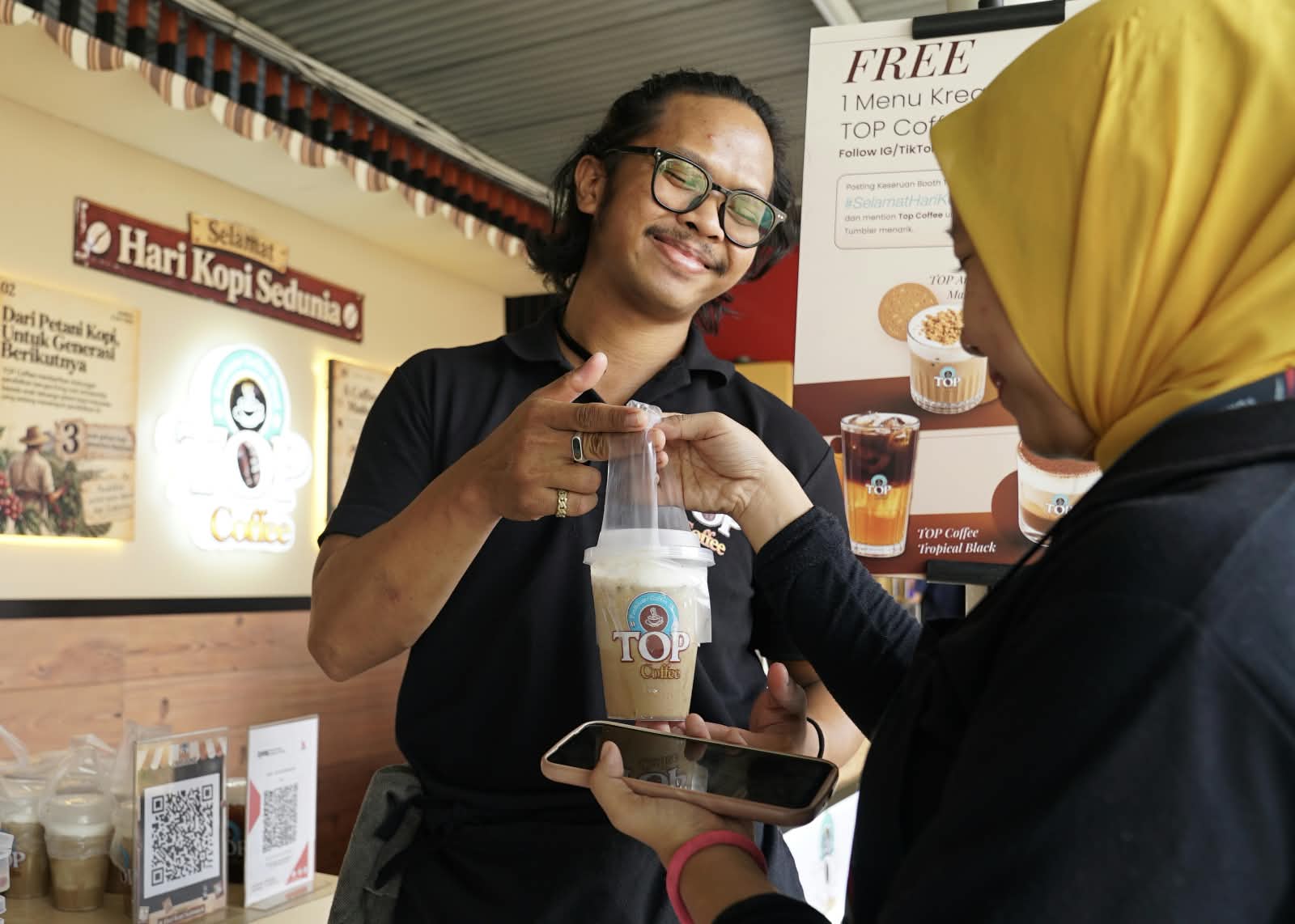 Rayakan Hari Kopi Sedunia, TOP Coffee Bagikan 10.000 Kopi Gratis di 4 Kota