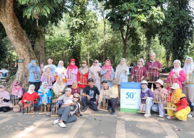 Komunitas 50+ Jawa Barat Jaga Semangat Berkarya Lewat Angklung