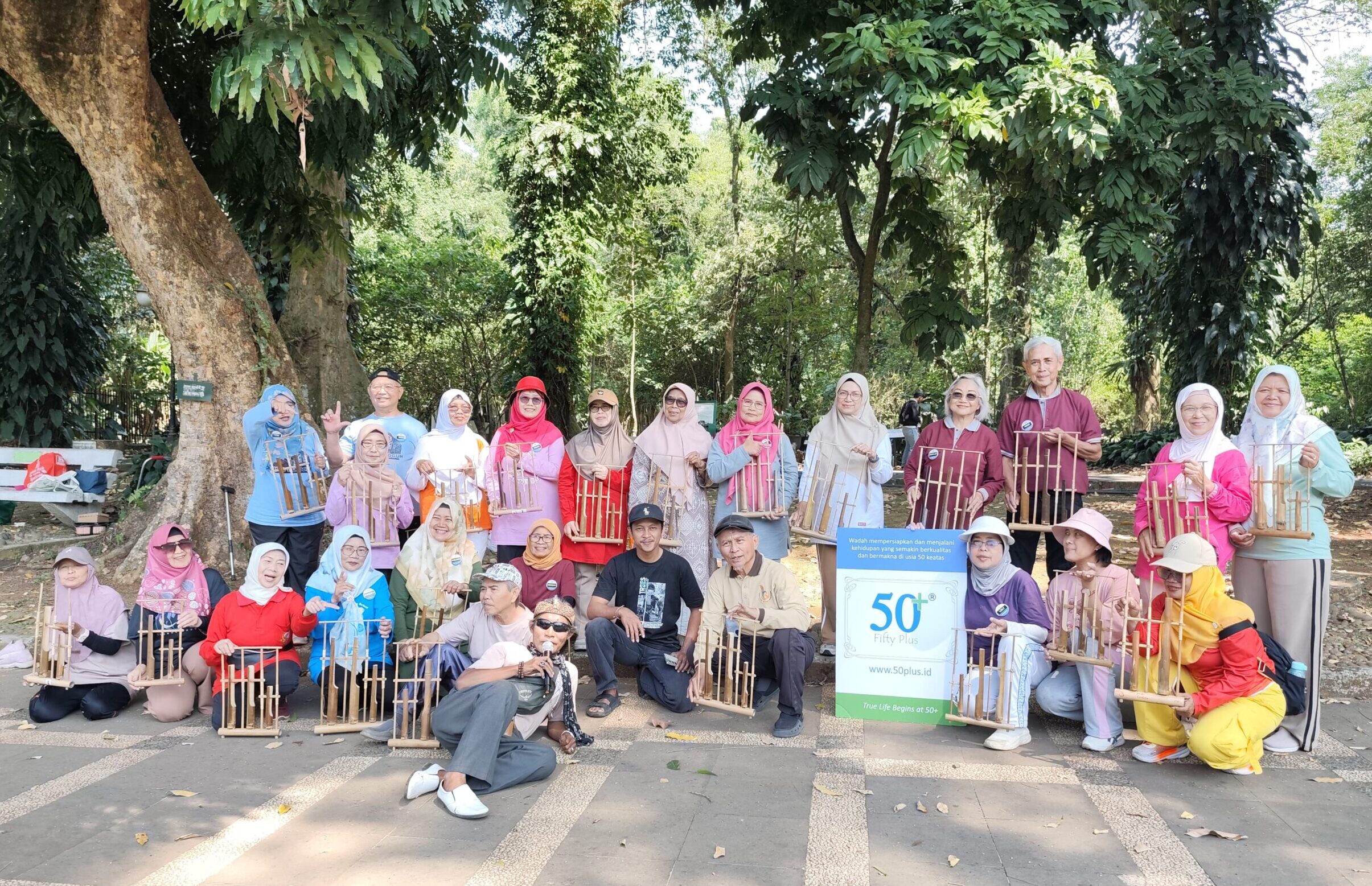 Komunitas 50+ Jawa Barat Jaga Semangat Berkarya Lewat Angklung