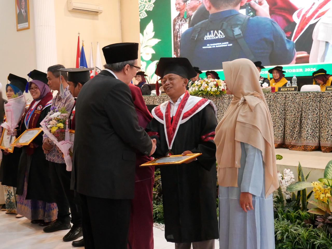 Wisuda ke-34 UNB, 120 Lulusan Didorong Berkontribusi bagi Masyarakat