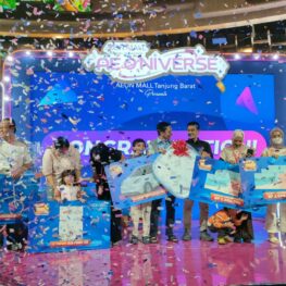 M. Ilyas Bawa Pulang Wuling Binguo EV Pro dari Undian AEON MALL Tanjung Barat