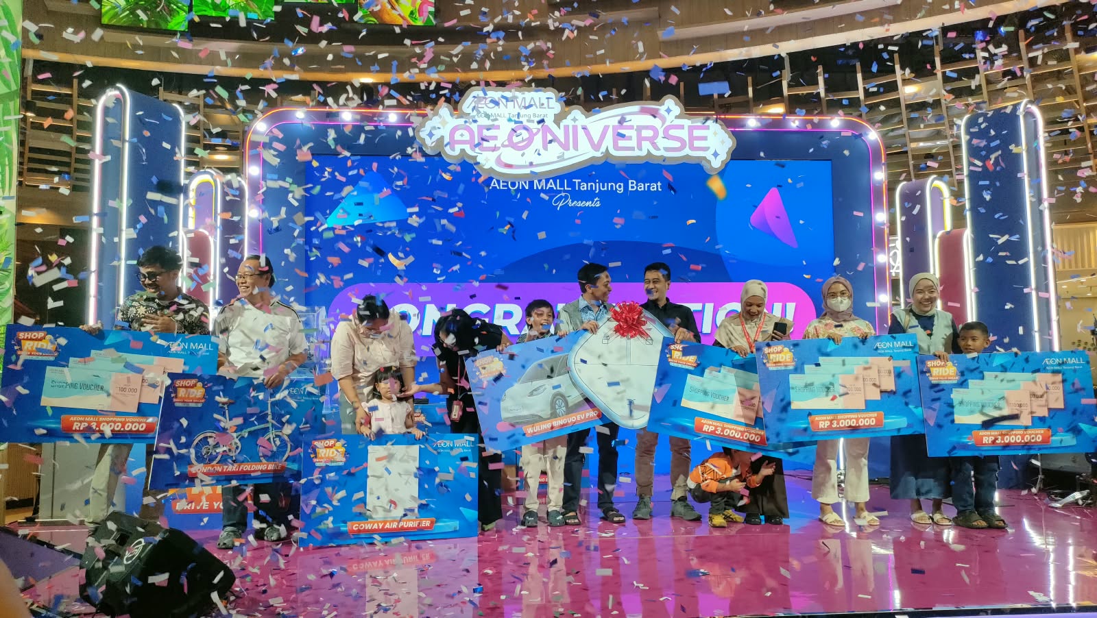 M. Ilyas Bawa Pulang Wuling Binguo EV Pro dari Undian AEON MALL Tanjung Barat