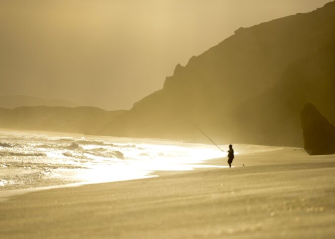 Mengenal Mancing Surf Fishing, Teknik Memancing dari Pinggir Pantai
