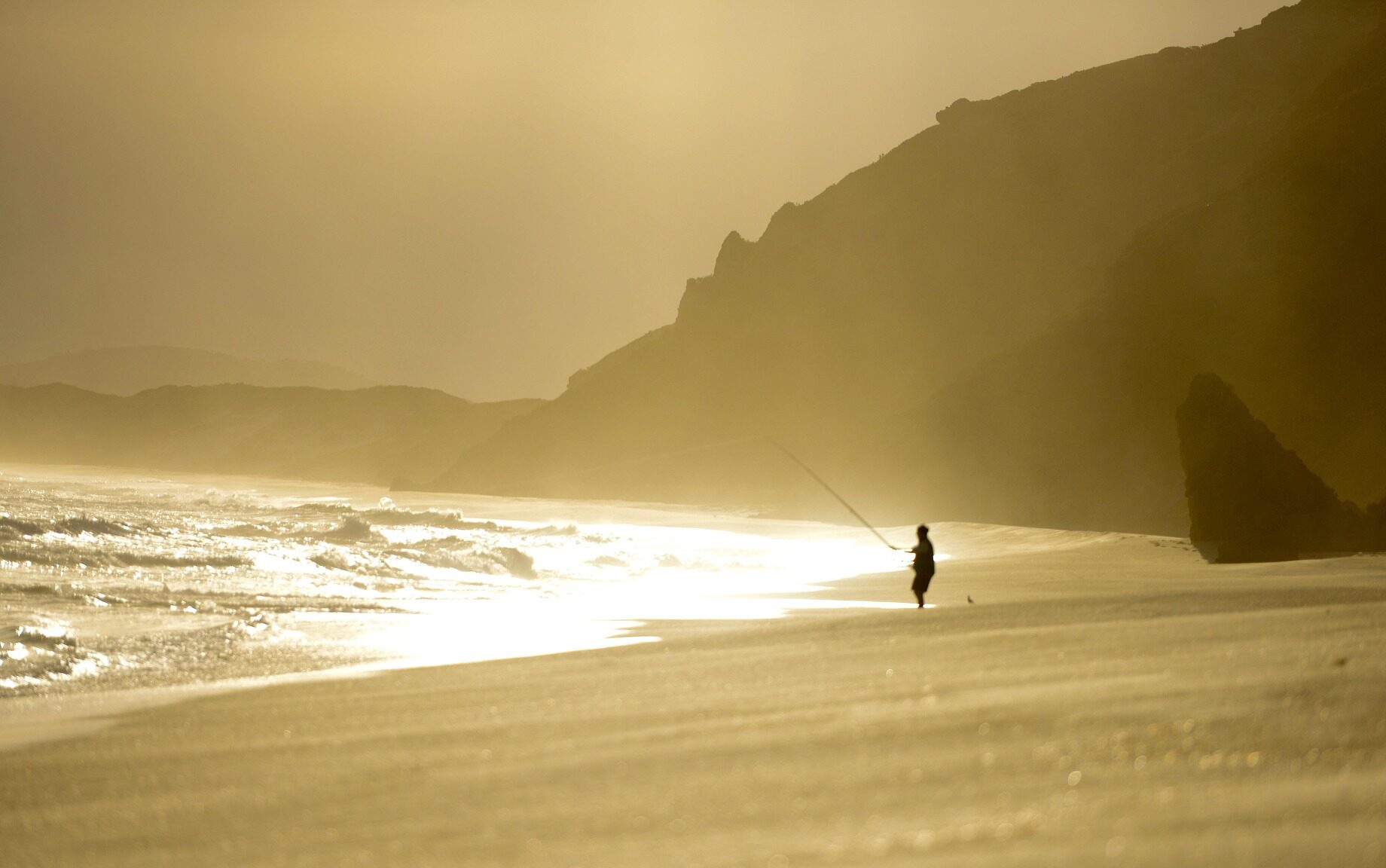 Mengenal Mancing Surf Fishing, Teknik Memancing dari Pinggir Pantai